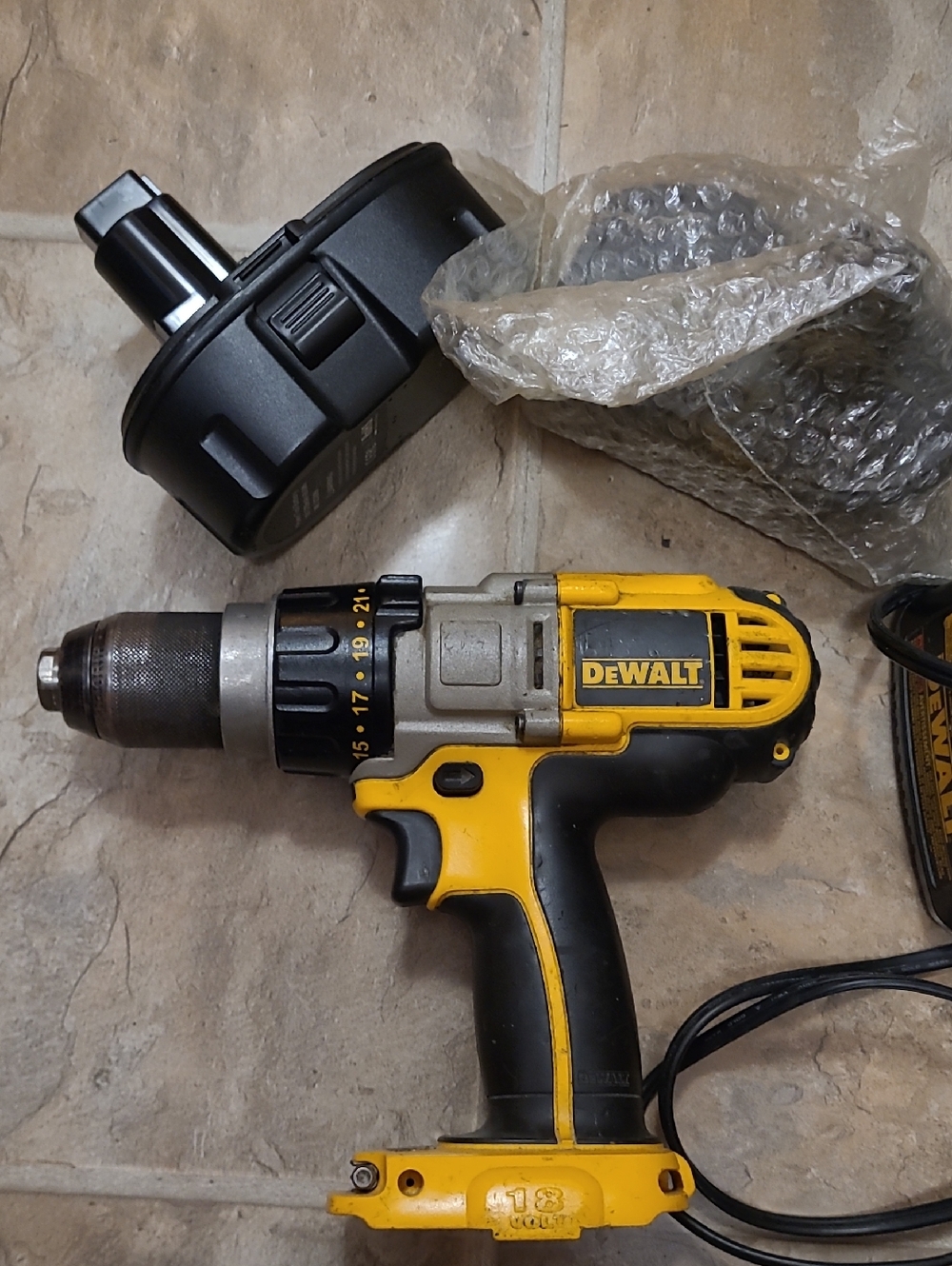 DeWalt DCD 950 2 Batteries + Charger Cordless Drill